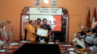 Ketua DPD Hanura provinsi Jambi, Cek Man saat menyerahkan SK dukungan ke Zumi Zola