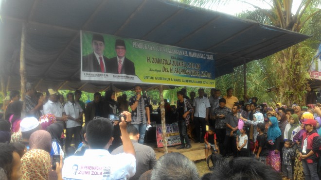 Zumi Zola saat menyampaikan sambutan didepan ribuan warga Tabir, Merangin