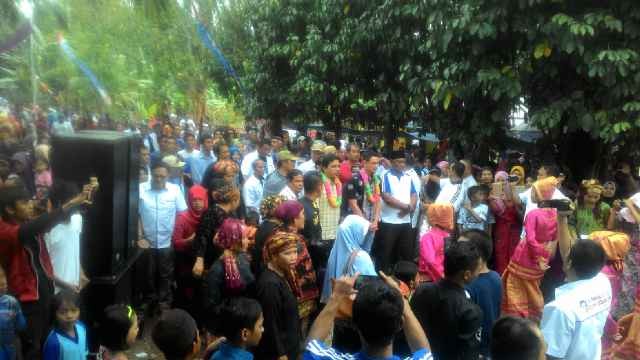 Kedatangan Zumi Zola disambut hangat oleh ribuan warga Tabir.