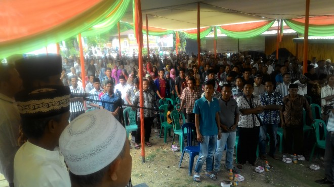 Hajar Sayuti, salah seorang perwakilan warga Singkut yang didaulat untuk membacakan ikrar yang didampingi oleh perwakilan kelompok masyarakat Singkut siap memenangakan Zumi Zola-Fachrori Umar.
