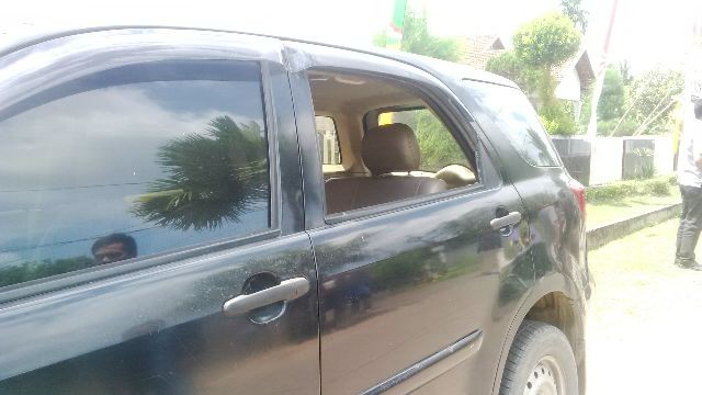 Mobil anggota KPU Batanghari yang jadi korban perampokan pecah kaca mobil.