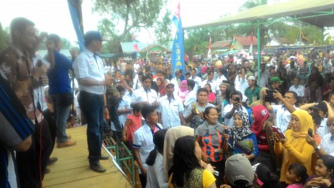 Gubernur Jambi H Zumi Zola Zulkifli beserta isteri tercinta Hj Sherrin Tharia saat menyapa dan menghibur warga Pamenang Selatan.