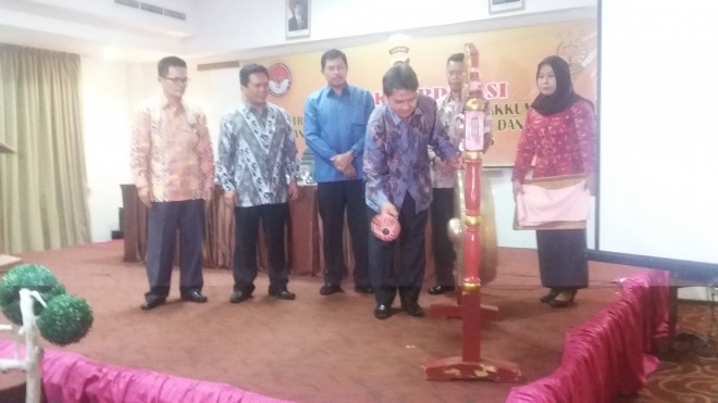 Pemukulan gong oleh Gubernur Jambi yang diwakili oleh asisten I, Kailani pertanda rakor Sentra Gakkumdu resmi dibuka.