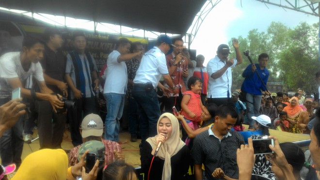 Gubernur Jambi H Zumi Zola Zulkifli beserta isteri tercinta Hj Sherrin Tharia saat menghibur warga Pamenang Selatan.