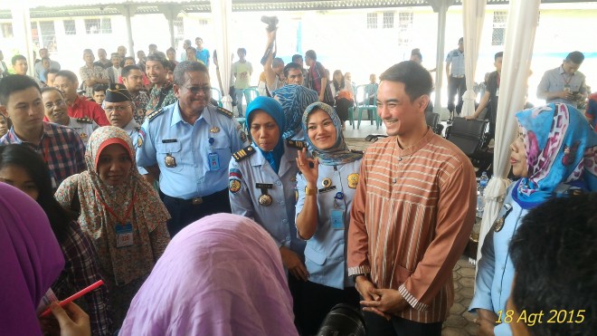 Zumi Zola saat mengunjungi Lapas II A kota Jambi.