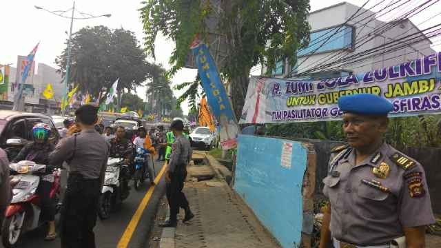 Aparat keamanan saat mengatur lalu lintas.