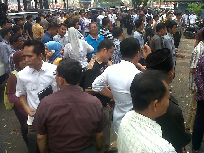 Para pendukung pasangan calon HBA-EP dan Zola-FU mulai padati halaman RRI