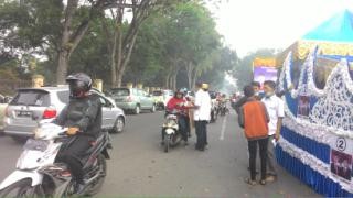 Tim Zola saat membagikan masker di depan gedung RRI