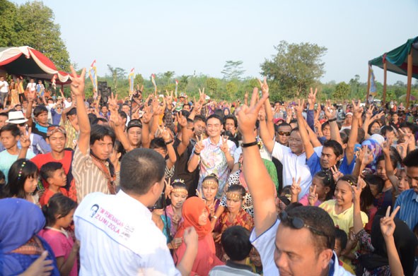 Kandidat calon Gubernur Zumi Zola foto bersama warga usai melantik tim pemenangan, tim Kampanye, dan tim kabupaten Tebo. 