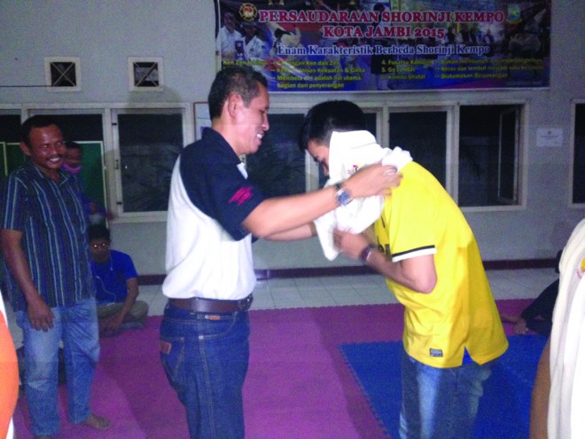Ketua Umum Pengprov Perkemi Jambi, H Mursyid Sonsang, memasangkan kaos kepada salah seorang atlet sebelum diberangkatkan ke Bandung, Jawa Barat.