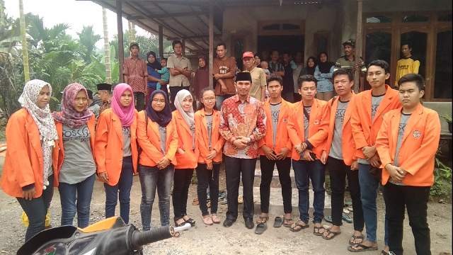Cawagub Edi Purwanto foto bersama mahasiswa kukerta Unja.
