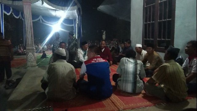 Edi Purwanto di tengah masyarakat Desa Rawamedang.