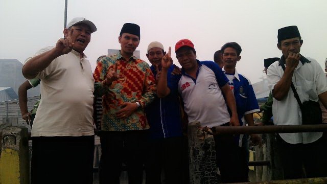 Edi Purwanto foto bersama dengan warga.