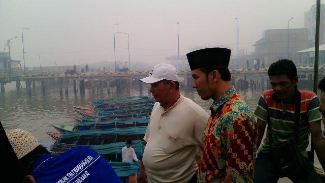 Edi Purwanto menggunakan speedboat.