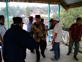 Edi Purwanto menyalami warga yang menyambutnya. 