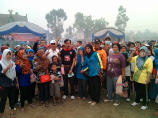 Warga Sungai Bahar foto bersama cawagub Edi Purwanto.