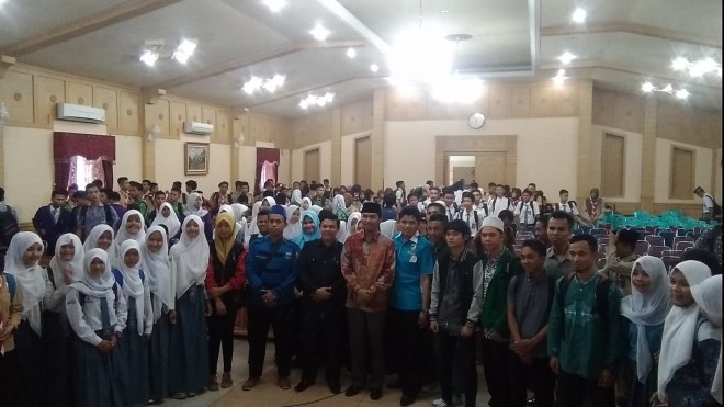 Edi Purwanto foto bersama dengan siswa, mahasiswa dan OKP.