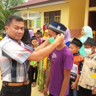 Warga Batanghari mendapatkan pengobatan gratis dari Asian Agri.