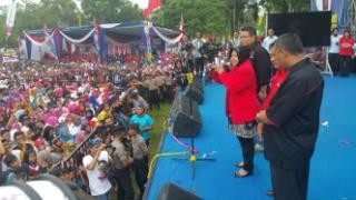 Risma dalam orasi politik dihadapan ribuan pendukung HBA-Edi.