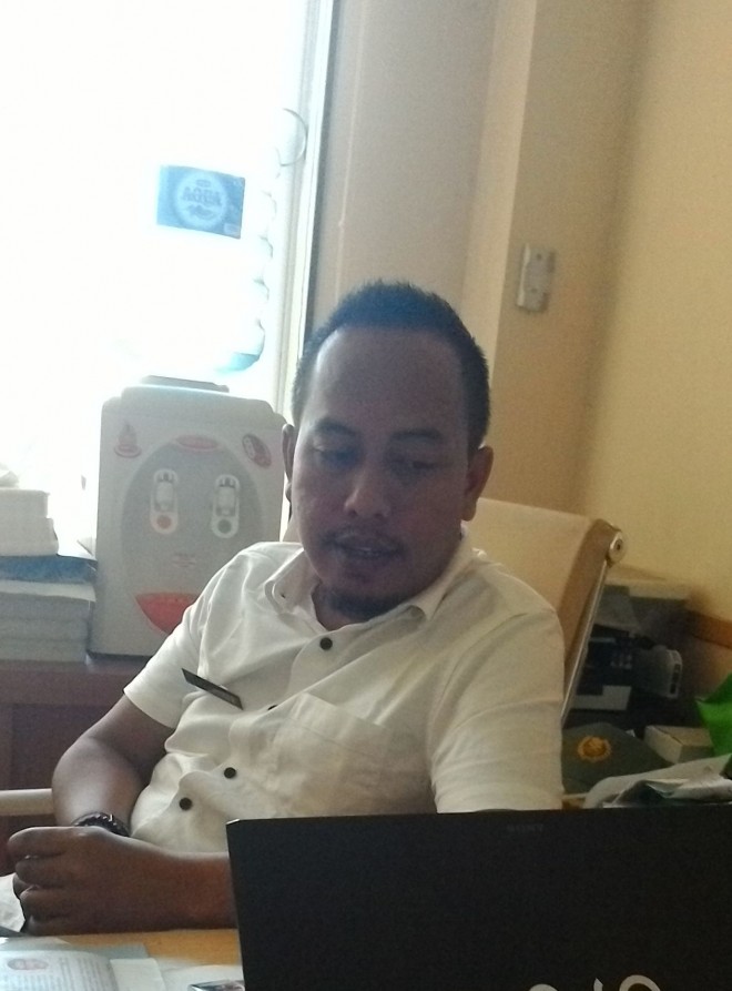 Maruzar, Kabid Cipta Karya Dinas PU Kota Jambi saat diwawancarai diruang kerjanya.