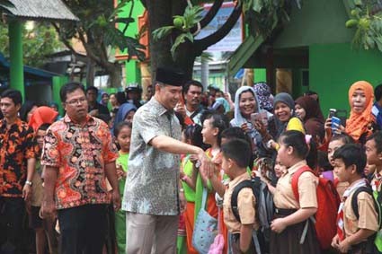 Pemerintah Kota Jambi peduli pendidikan. Hal itu dibuktikan dengan hasil yang dicapai siswa di Kota Jambi yang berprestasi dan berkarya.