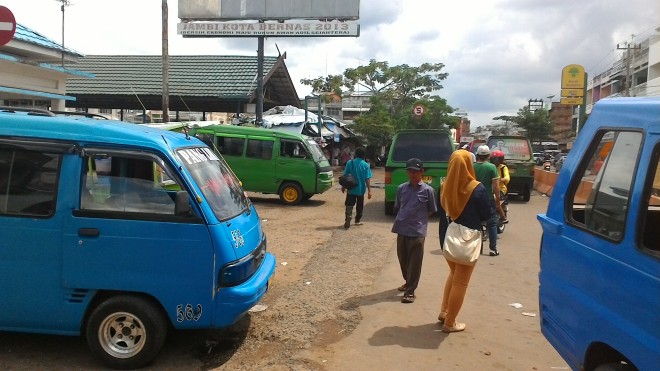  Pasca harga BBM turun, hingga kini tarif angkutan umum belum juga turun.