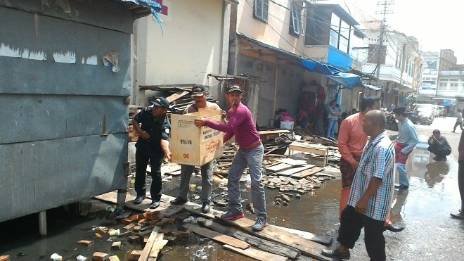 Lapak PKL di depan WTC yang dibongkar petugas.