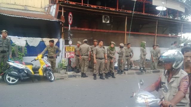 Sejumlah bangunan liar di areal Simpang Kapuk dibongkar anggota Satpol PP.