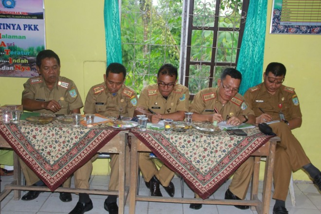 Komari Kadisperindag Kota Jambi serta kepala SKPD saat mengikuti acara Walikota berkantor di kelurahan Buluran Kenali.