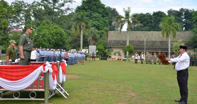 Kakan Kemenag Kota Jambi saat membacakan ikrar dan Deklarasi Penolakan Terorisme dan Radikalisme