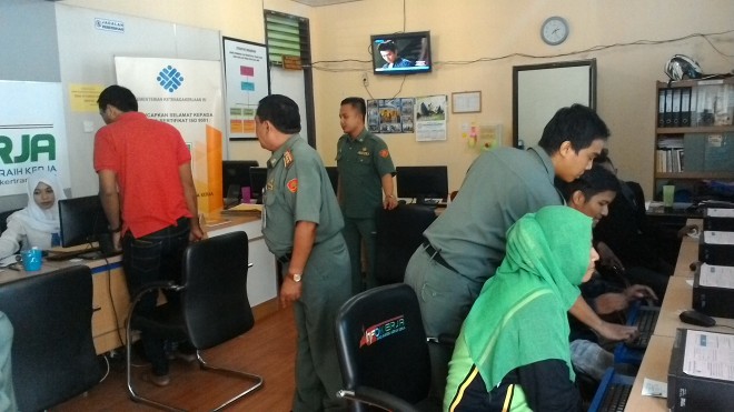 Kaspul Kadis Sosnaker saat meninjau kesibukan para pencaker untuk mencari peluang kerja di kota Jambi.