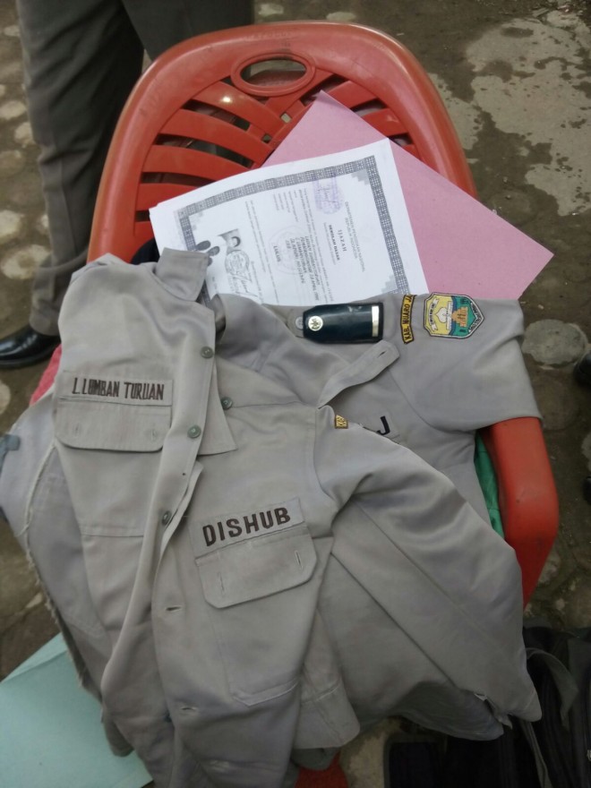 Dua seragam Dinas Perhubungan Muarojambi dan 1 berkas dokumen yang ditemukan.