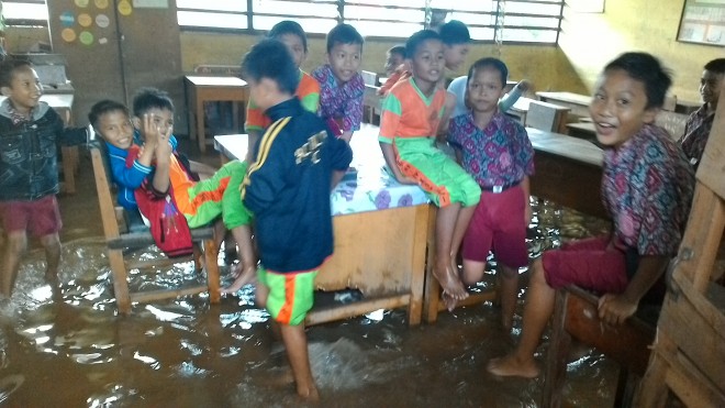 Terlihat ruang belajar siswa tergenang air.