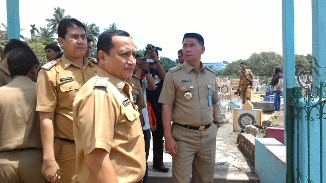 Walikota Jambi saat meninjau kesalah satu makam diwilayah kota Jambi.