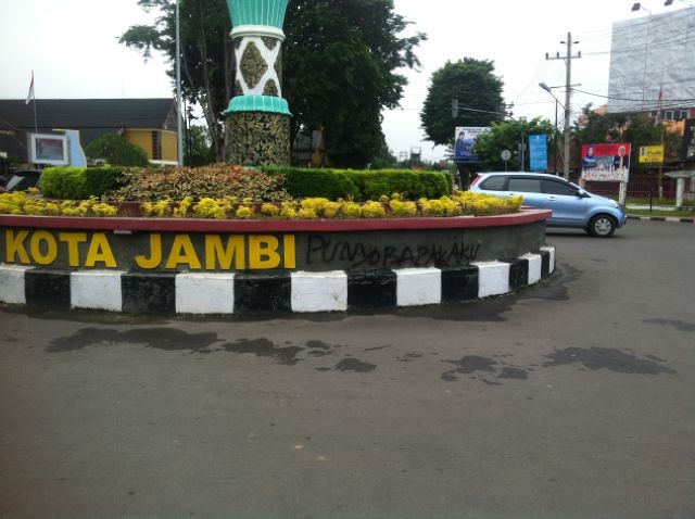 Taman Tugu Bundaran Museum Siginjai Jambi yang juga bersebelahan dengan Rumah Dinas Walikota Jambi dicoret tangan jahil.