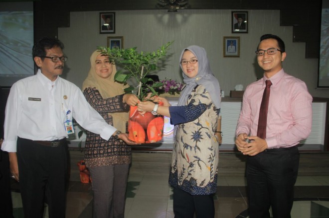 Ketua TP PKK Kota Jambi, Hj Yuliana Fasha menerima bantuan bibit.
