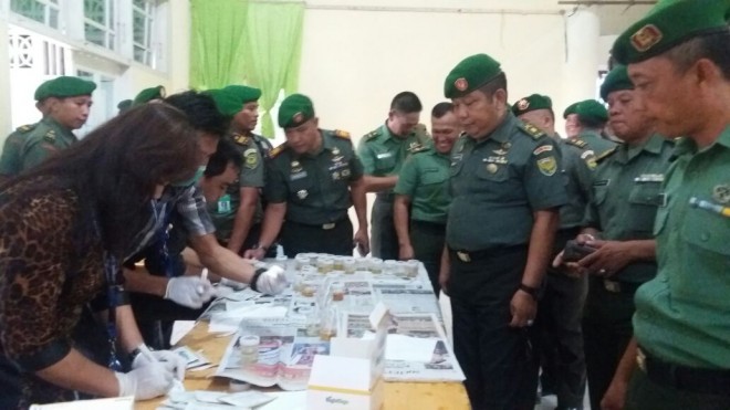  Suasana berlangsungnya tes urine di Korem 042 Gapu.
