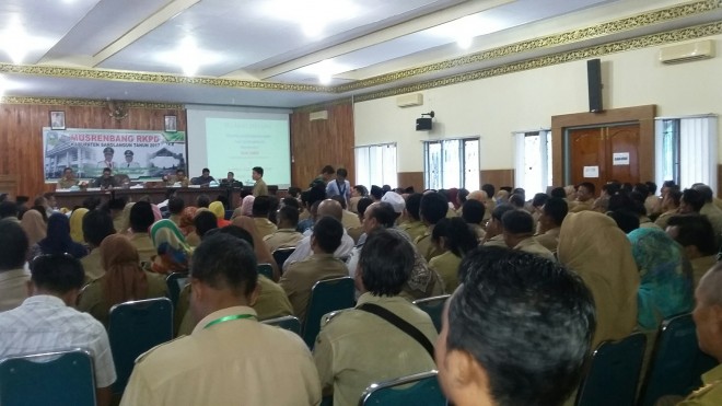 Suasana kegiatan Musrenbang RKPD di ruang pola Bappeda Sarolangun over Kapasitas.