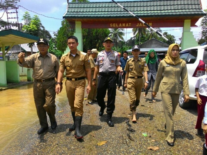 Gubernur Jambi, Zumi Zola turun langsung meninjau banjir yang melanda di Sarolangun.