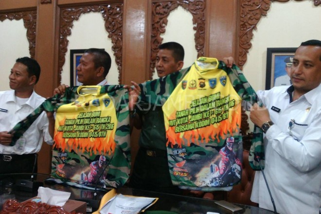 Normal Yahya (Kabag Umum), Syafaruddin (Ketua IMI), Joneimir (Ketua Panitia) & Abu Bakar (Kabag Humas) saat memperlihatkan Baju Trail Adventure Jelajah Bumi Tanah Pilih diruang Utama kantor Walikota
