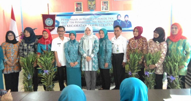 Ketua TP PKK Kota Jambi, Hj Yulian Fasha, memberikan pembinaan 10 Program Pokok PKK Kecamatan Jambi Selatan 