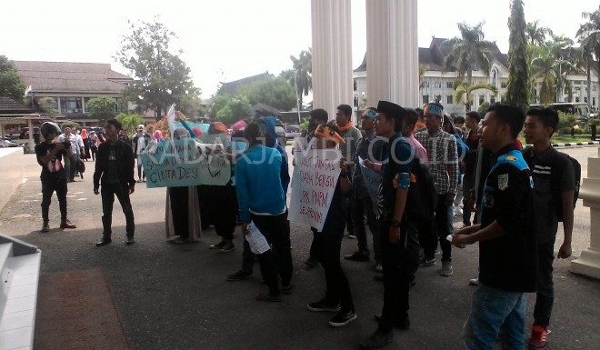 Pendemo sambangi gedung DPRD Provinsi Jambi.