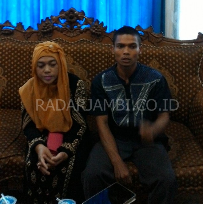 Rizwan dan Nita orangtua dan bibi korban saat diwawancarai di ruang Kabag Humas.