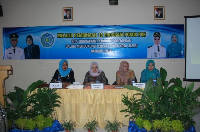 Ketua TP PKK, Yuliana Fasha, saat sosialisasi di Kecamatan Jelutung dalam program Pembinaan 10 Program Pokok PKK