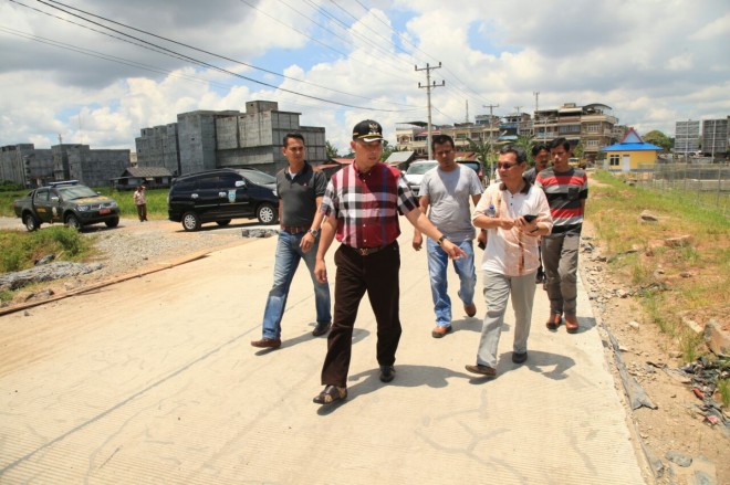 Walikota Jambi didampingi oleh Hairuddin Fikri Kadis PU, Rahmat Sugiarto Camat Jambi Timur saat meninjau proyek jalan lingkungan Jl. Raden Fatah Sejinjang.