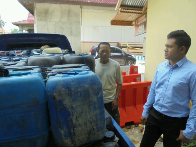  Kasat Reskrim IPTU Dimas Arki lihatkan pelaku bersama barang bukti.