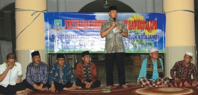 Suasana berlansungnya kegiatan penyerahan insentif RT se Kecamatan Danau Teluk dan se Jakoseb 