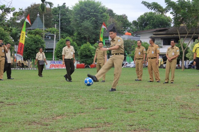 Tendangan pertama tanda dibuka pertandingan sepak bola mini.
