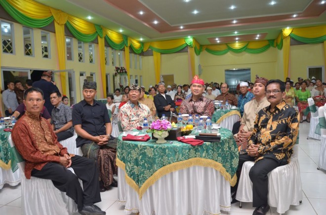 Walikota bersama tokoh masyarakat Umat Hindu.