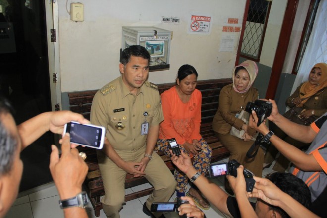 Walikota bersama Arni, orangtua pasien.